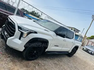 Toyota Tundra 2025 White