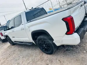 Toyota Tundra 2025 White