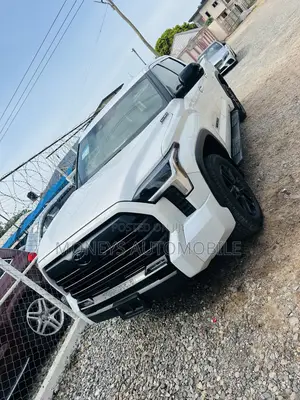 Toyota Tundra 2025 White