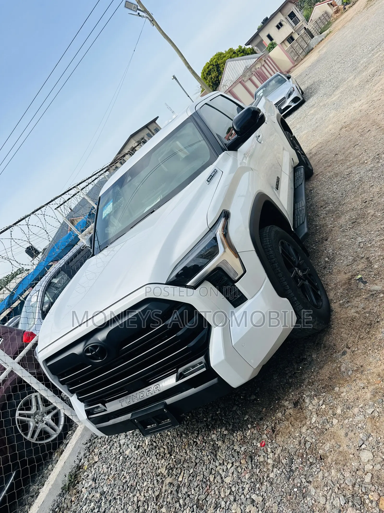 Toyota Tundra 2025 White