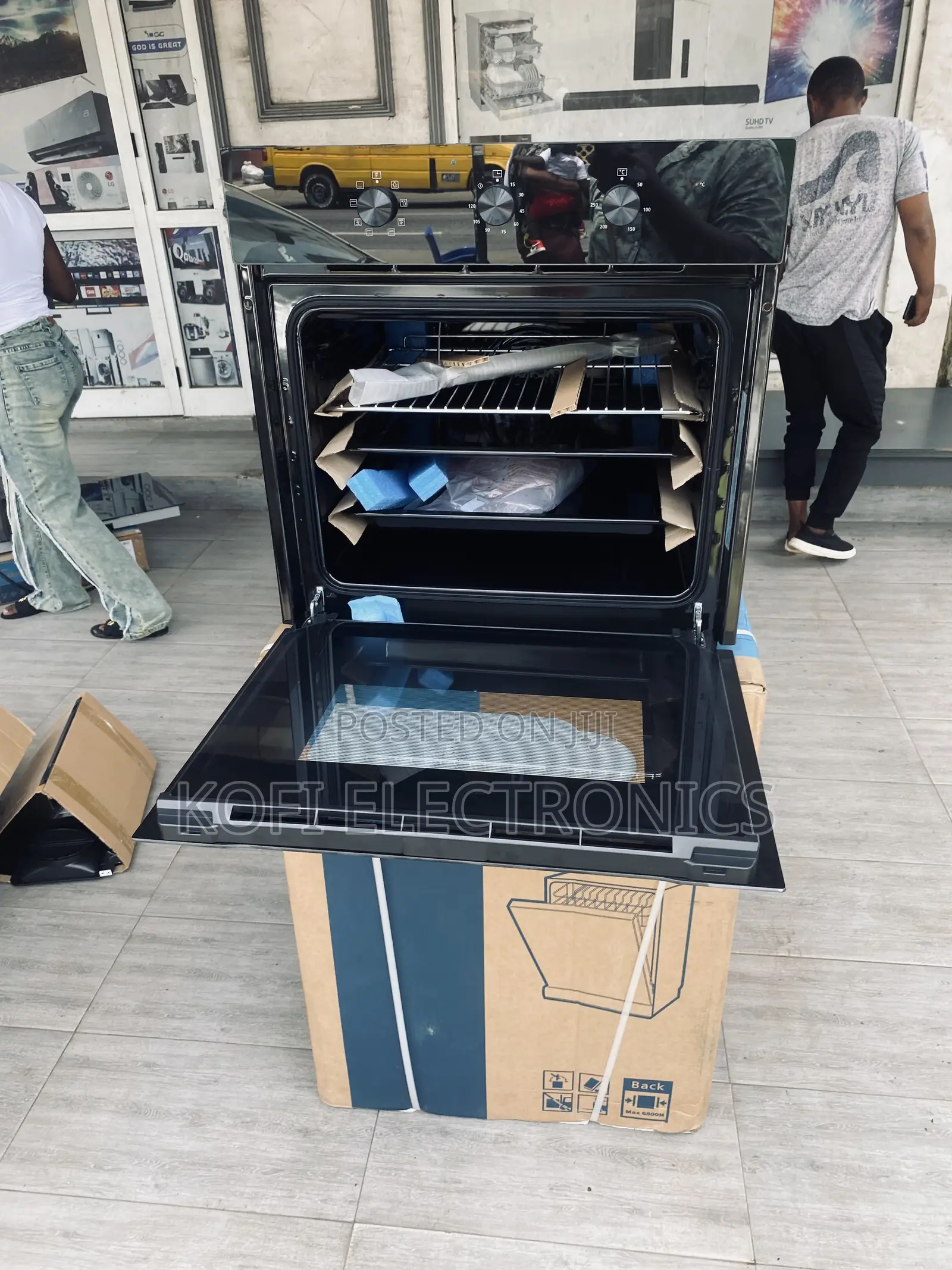 Modern Kitchen Upgrade With the 65m80m1004bk Smart Oven