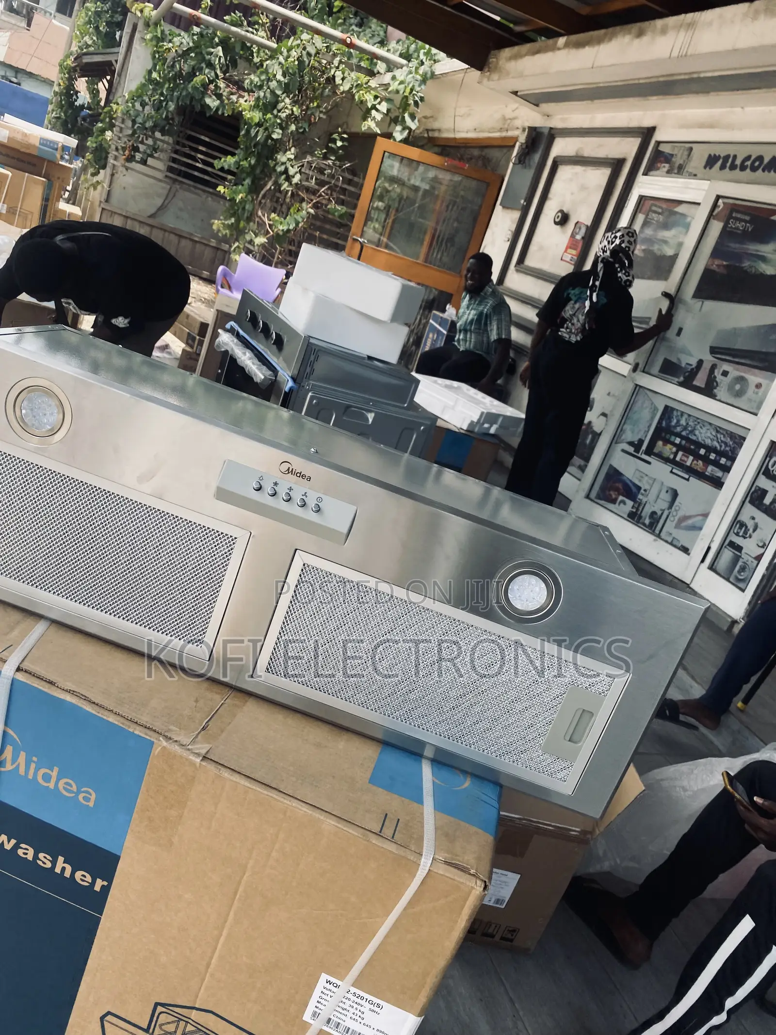 Modern Cooking Made Easy Using the Sleek 90t01 Range Hood