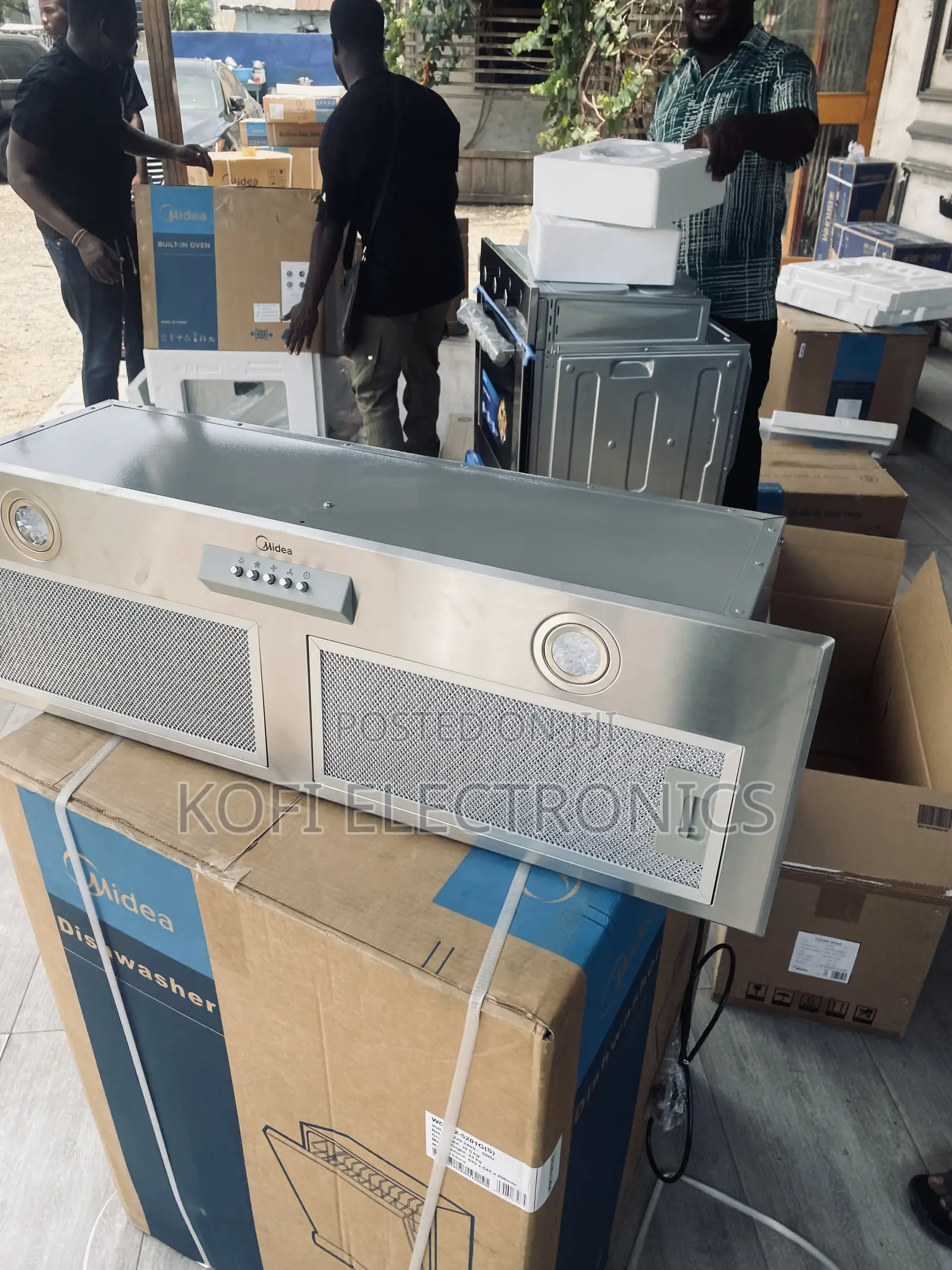 Modern Cooking Spaces Improved With 90t01 Range Hood
