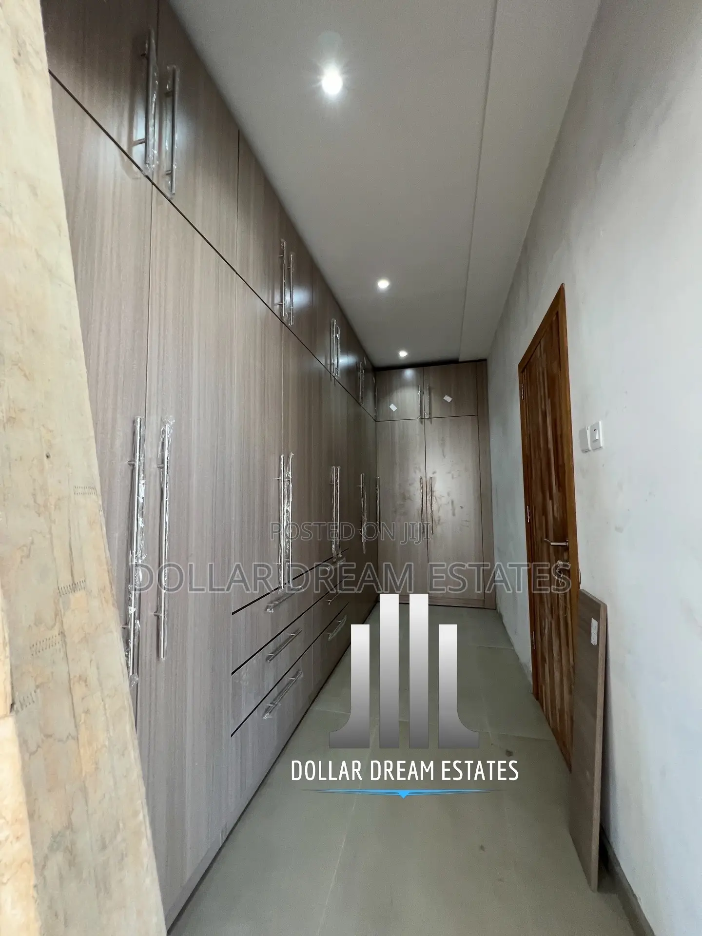 4bdrm Townhouse/Terrace in East Legon for sale