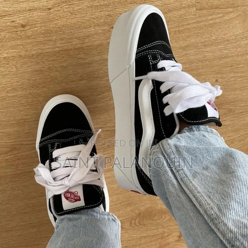 Classic Knu Skool Vans Black and White