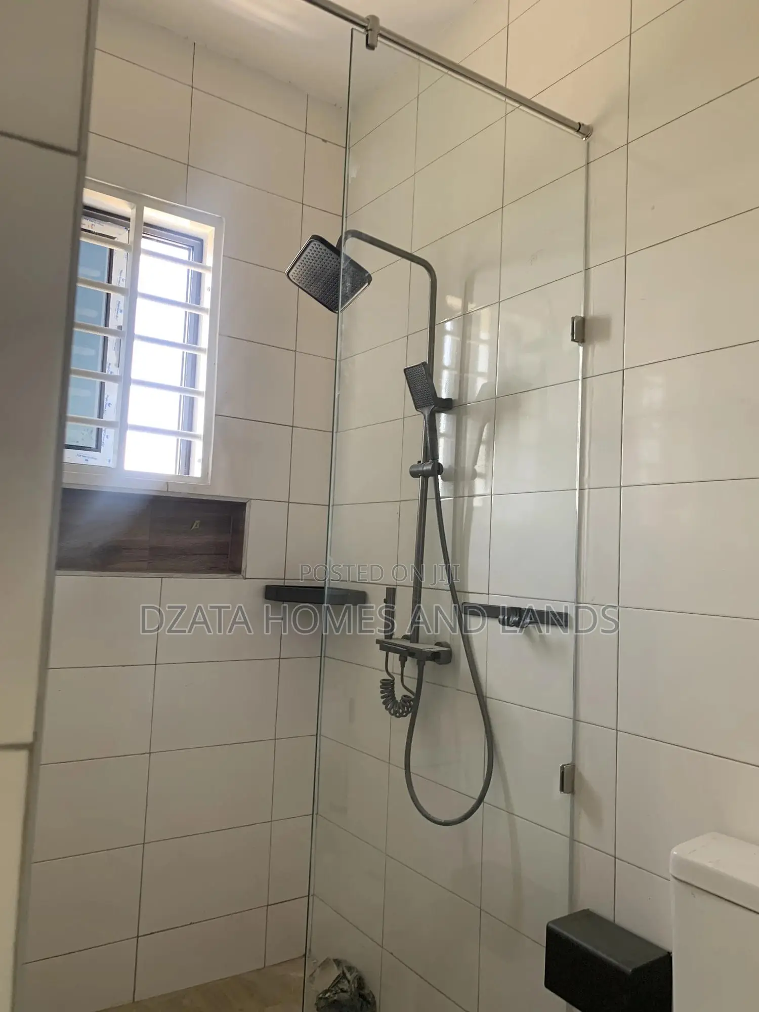 3bdrm Mansion in Batsonna, Spintex for sale