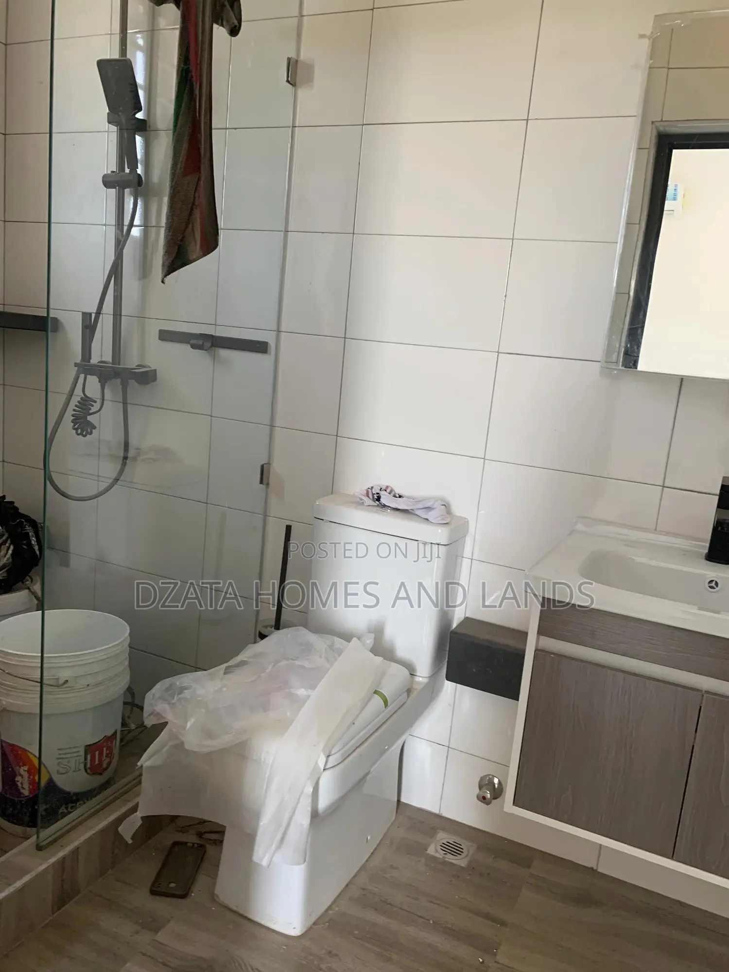 3bdrm Mansion in Batsonna, Spintex for sale