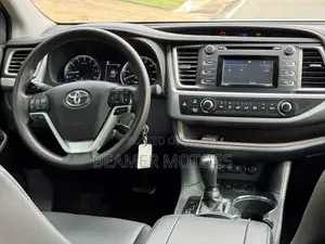 Toyota Highlander LE Plus 2019 Silver