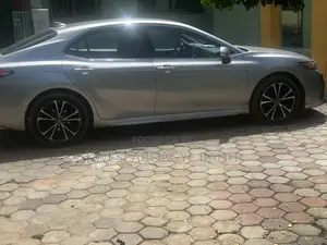Toyota Camry SE (2.5L 4cyl 8A) 2019 Silver