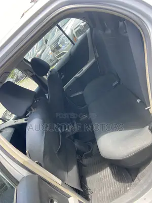 Toyota Yaris Base Hatchback 5dr 2010 Silver