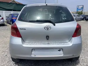 Toyota Yaris Base Hatchback 5dr 2010 Silver