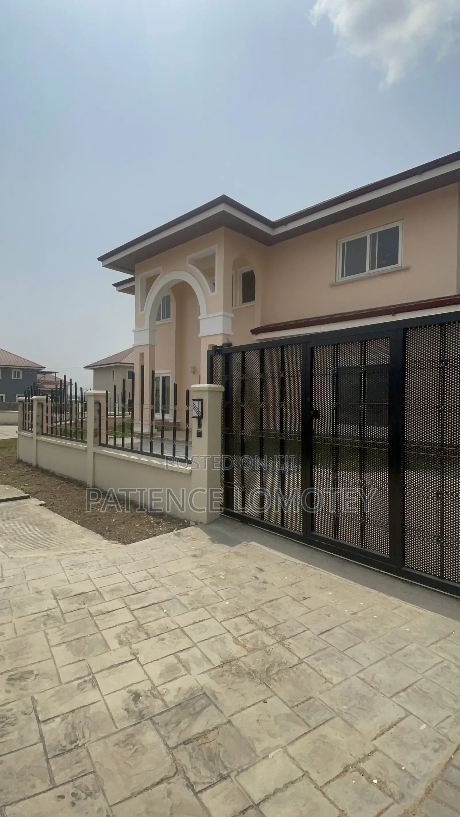 5bdrm House in Trasacco, School Park Area for sale