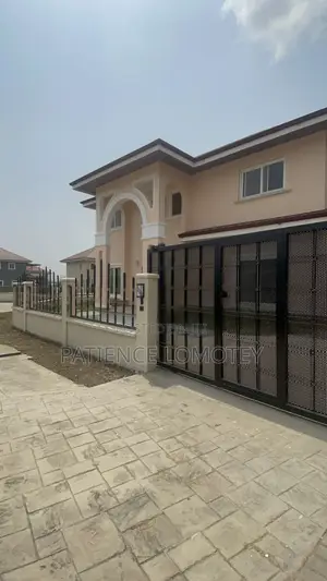 5bdrm House in Trasacco, School Park Area for sale