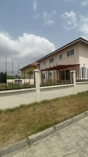5bdrm House in Trasacco, School Park Area for sale