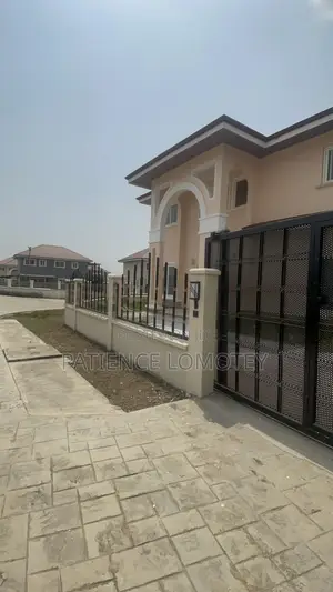 5bdrm House in Trasacco, School Park Area for sale