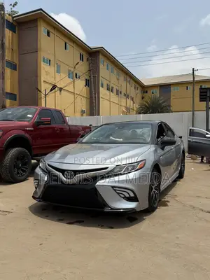 Toyota Camry SE 2021 Silver