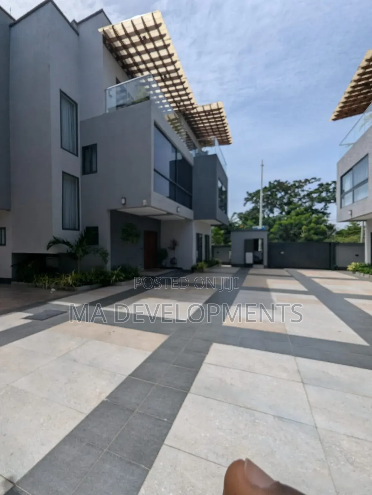 Furnished 6bdrm Townhouse / Terrace in Airport Residential for rent
