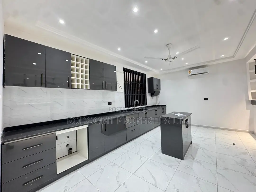 5bdrm House in Adenta Housing for sale