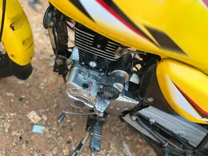 Bajaj Boxer 150 UG 2025 Yellow