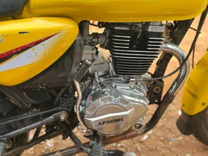 Bajaj Boxer 150 UG 2025 Yellow