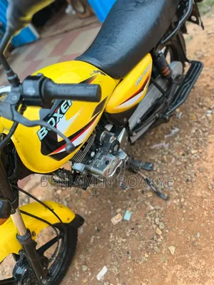 Bajaj Boxer 150 UG 2025 Yellow