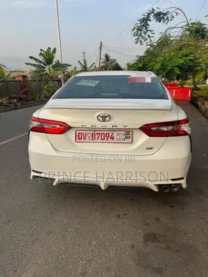 Toyota Camry SE (2.5L 4cyl 8A) 2019 White