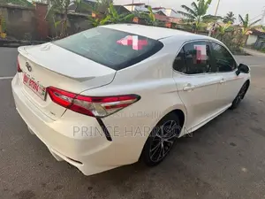 Toyota Camry SE (2.5L 4cyl 8A) 2019 White