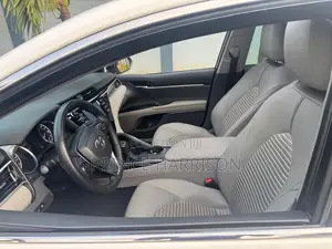 Toyota Camry SE (2.5L 4cyl 8A) 2019 White