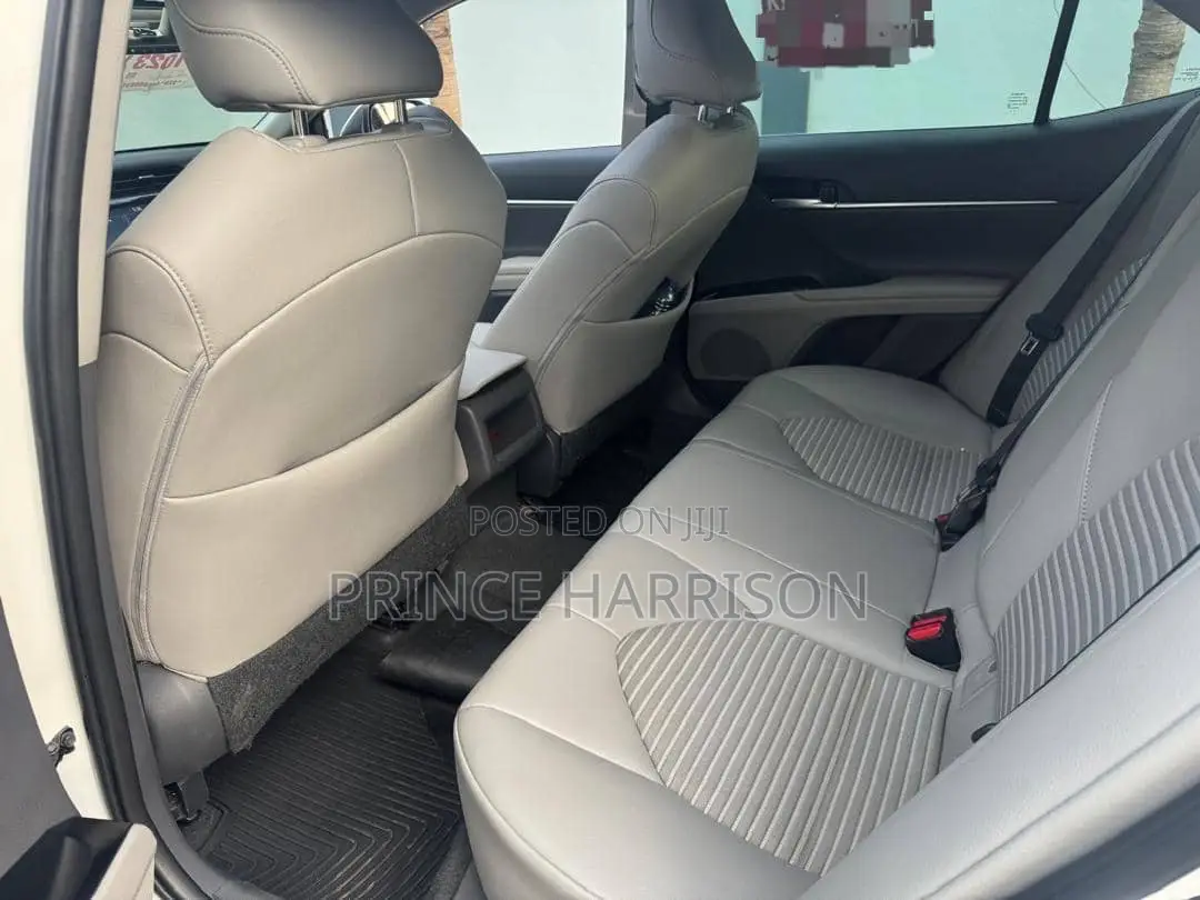 Toyota Camry SE (2.5L 4cyl 8A) 2019 White