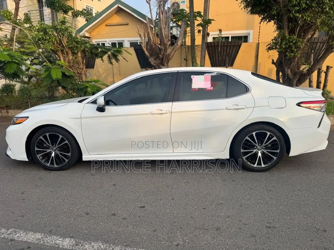 Toyota Camry SE (2.5L 4cyl 8A) 2019 White