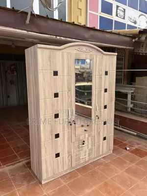 Modern 3-Door Wardrobe With Mirror