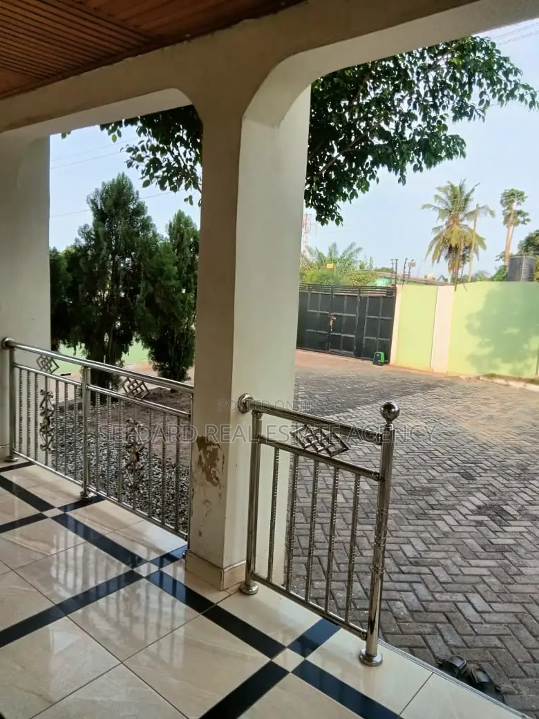 4bdrm House in Sefdard Properties, Ablekuma for rent