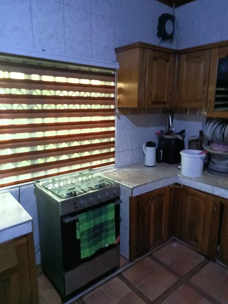 4bdrm House in Sefdard Properties, Ablekuma for rent