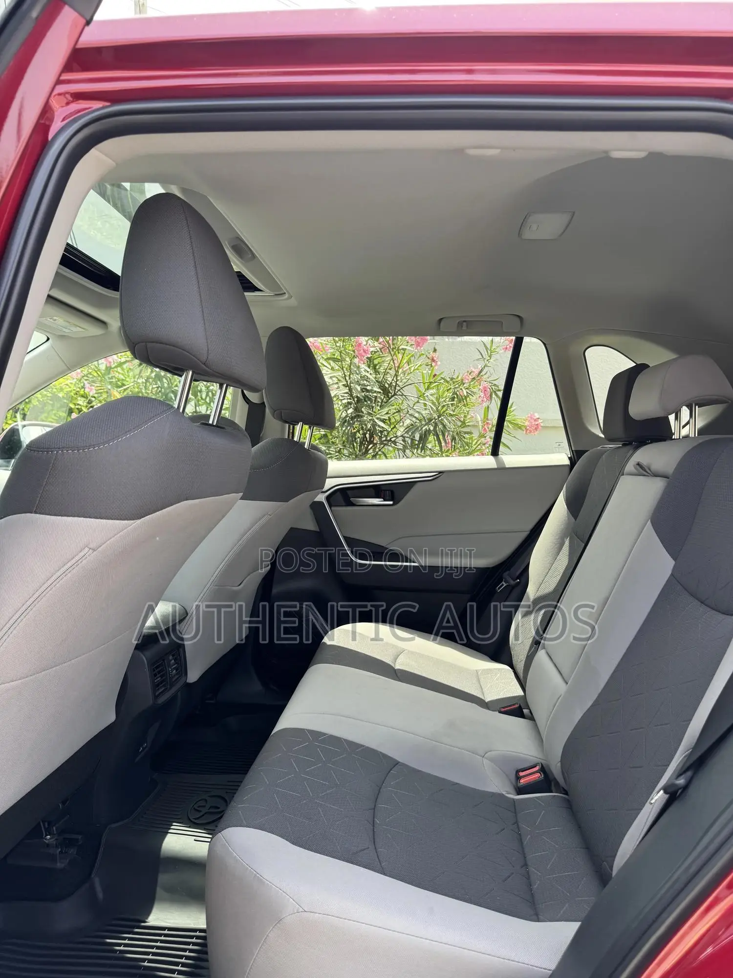 Toyota RAV4 XLE Premium 2025 Red