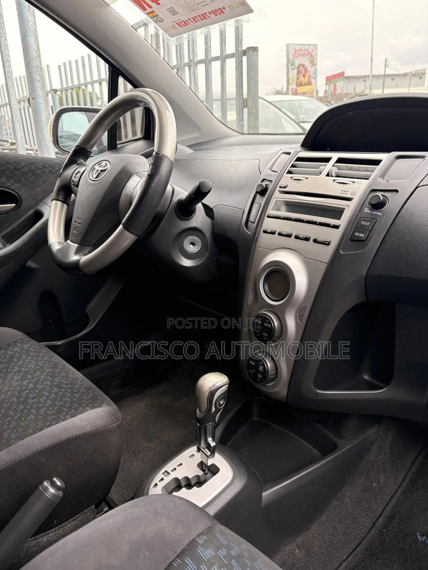 Toyota Yaris Base Hatchback 5dr 2010 Silver