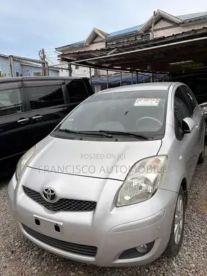 Toyota Yaris Base Hatchback 5dr 2010 Silver