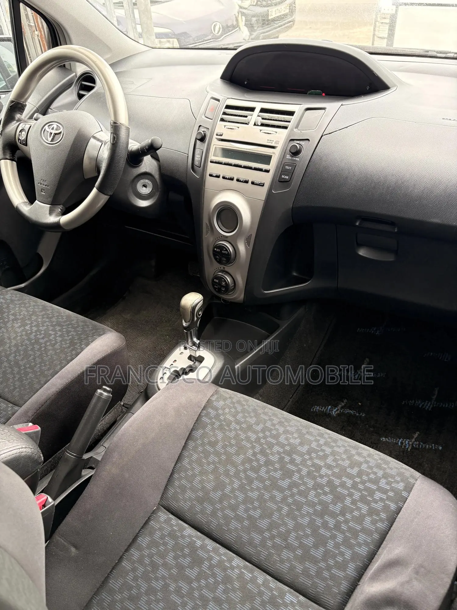 Toyota Yaris Base Hatchback 5dr 2010 Silver
