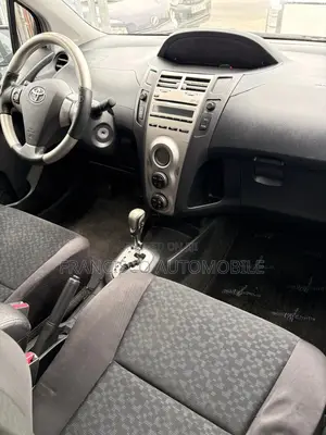 Toyota Yaris Base Hatchback 5dr 2010 Silver