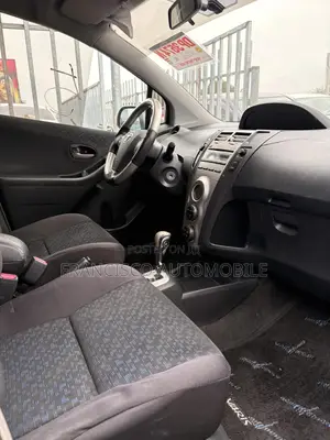 Toyota Yaris Base Hatchback 5dr 2010 Silver