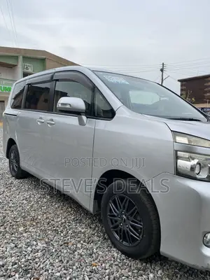 Toyota Voxy 2012 Silver