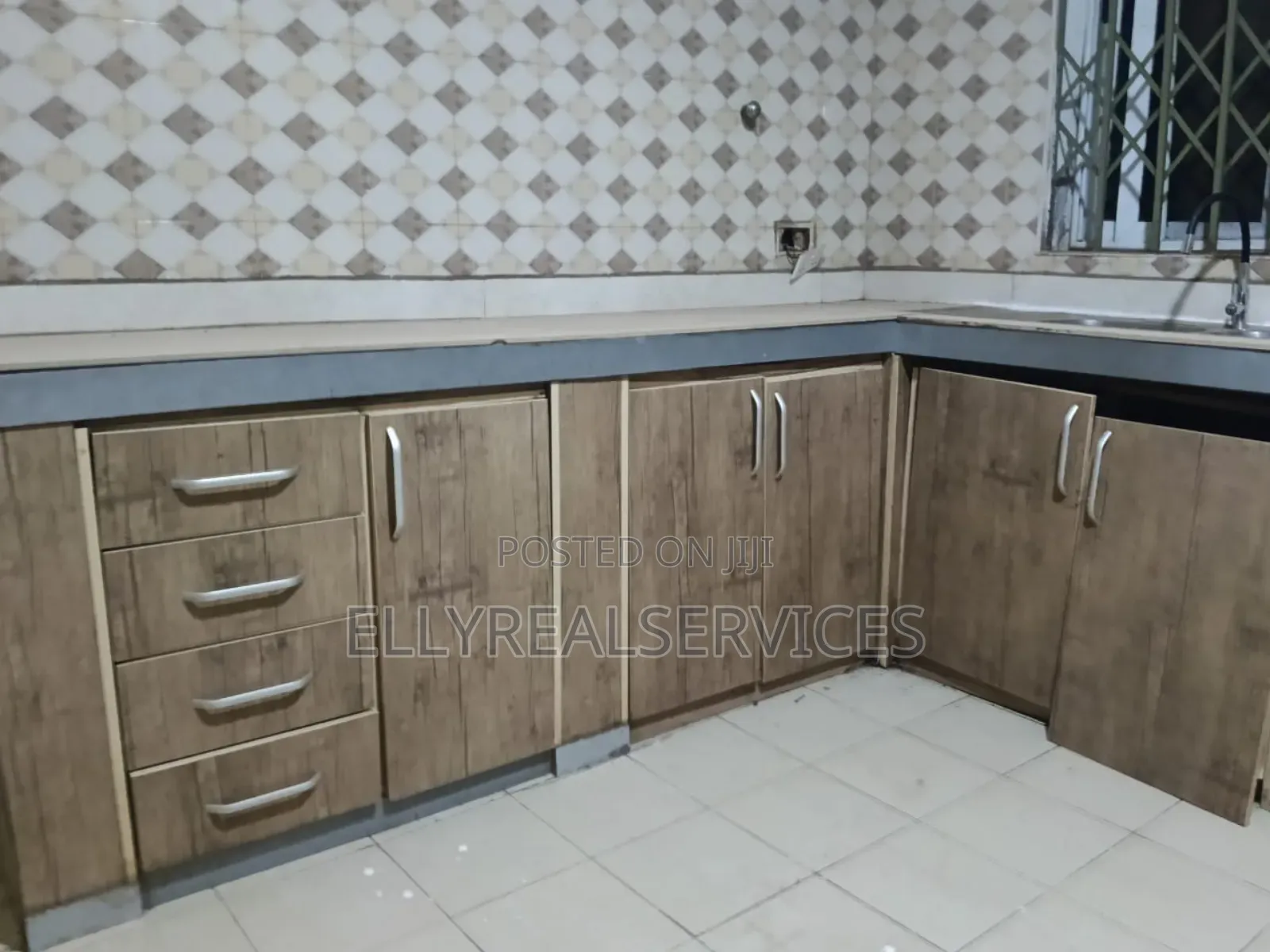 3bdrm Apartment in Ellyrealservices, Frafraha for rent