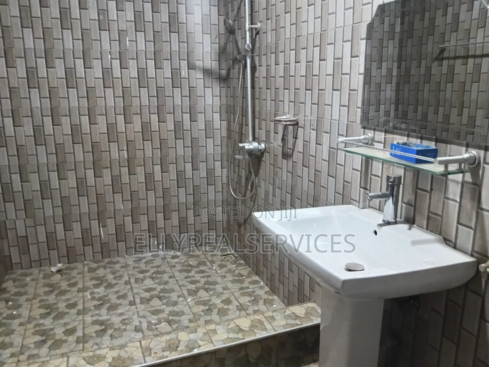 3bdrm Apartment in Ellyrealservices, Frafraha for rent