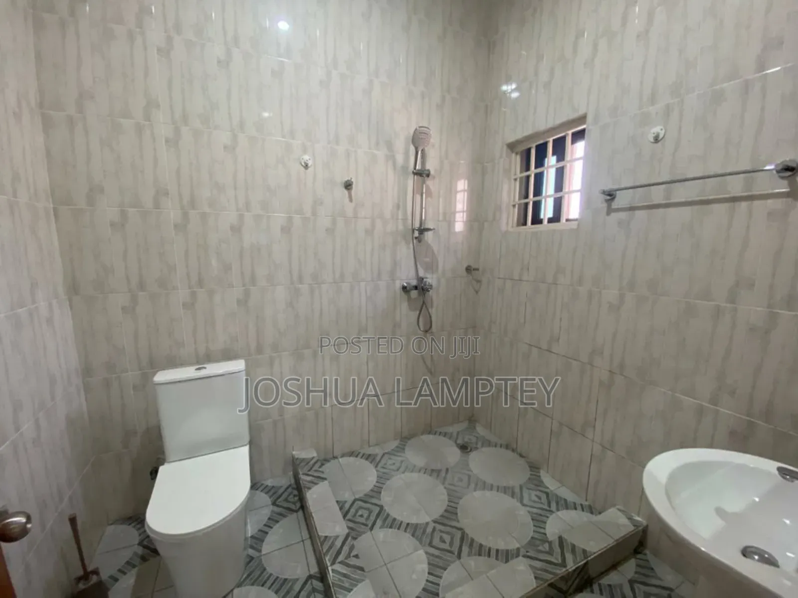 4bdrm Apartment in Madina Estate for rent