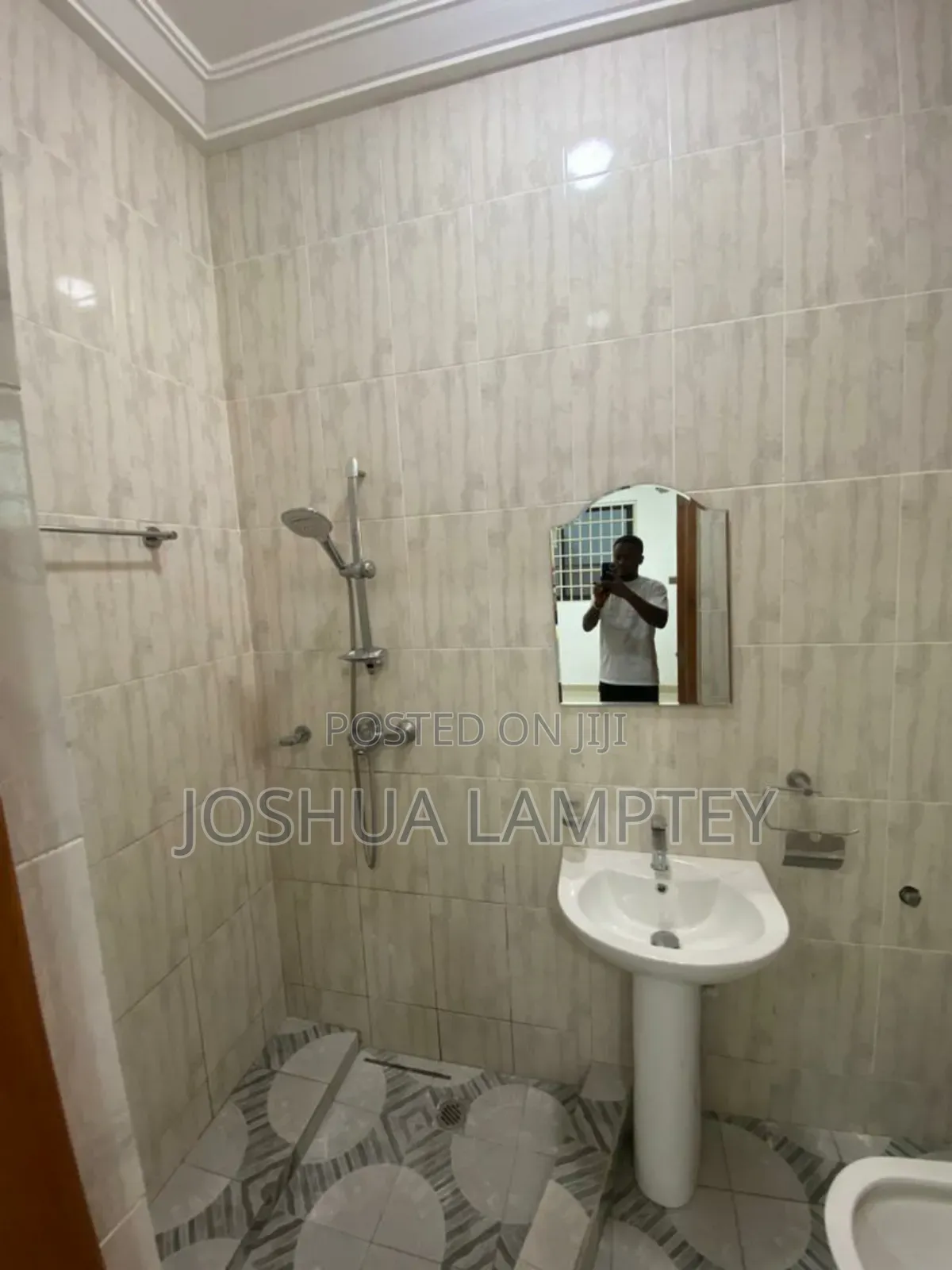 4bdrm Apartment in Madina Estate for rent