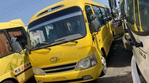 Hyundai County 2012 Yellow