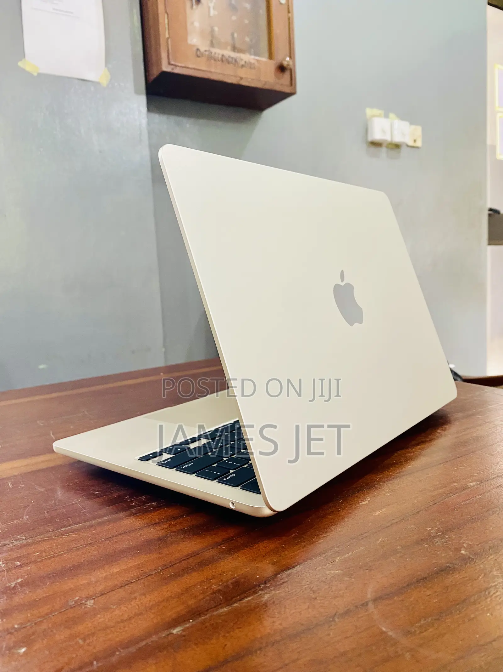 New Laptop Apple MacBook Air 2022 M2 16GB Apple M2 SSD 256GB
