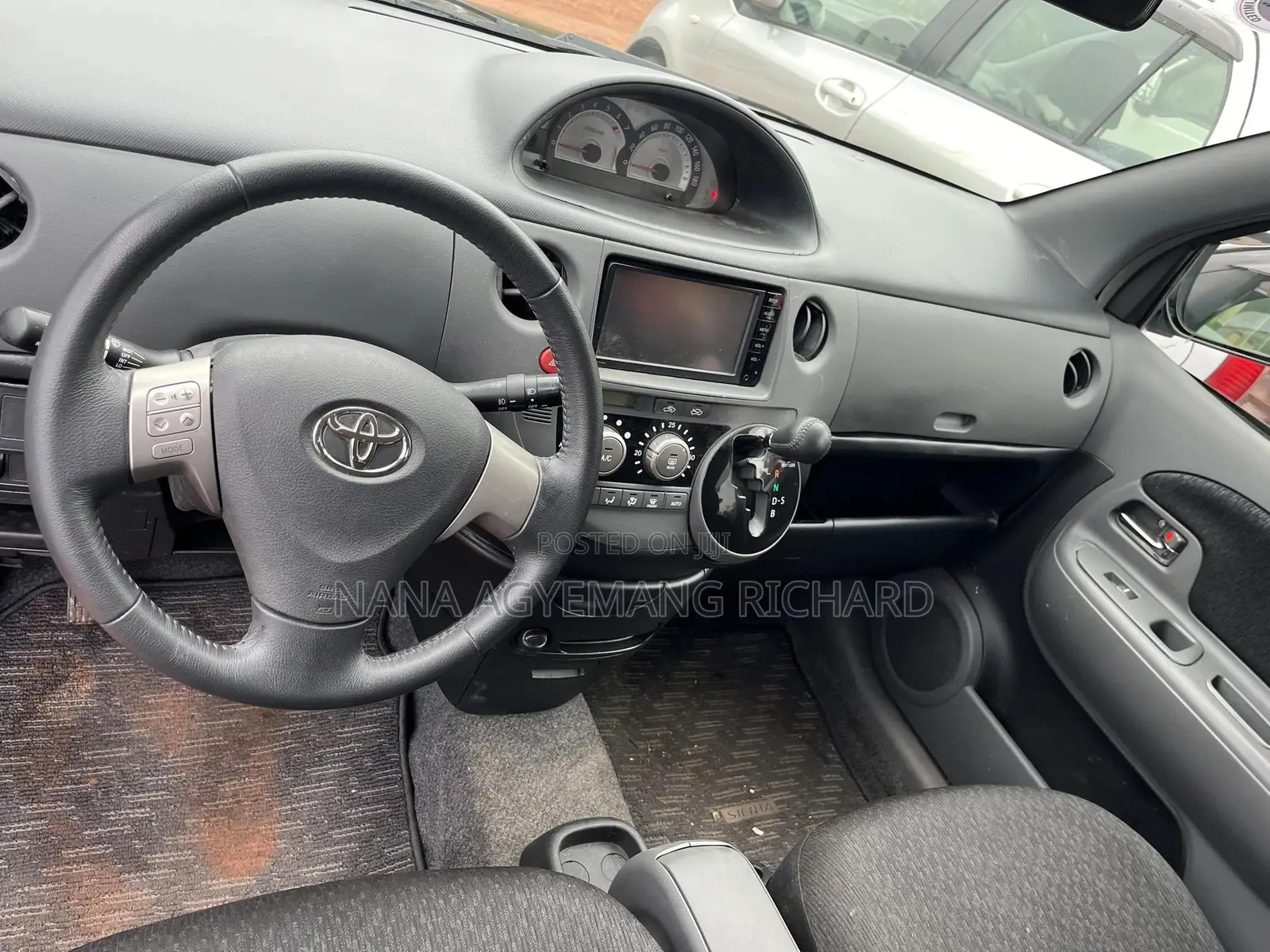Toyota Sienta 1.5 FWD 2014 Burgundy