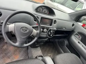 Toyota Sienta 1.5 FWD 2014 Burgundy