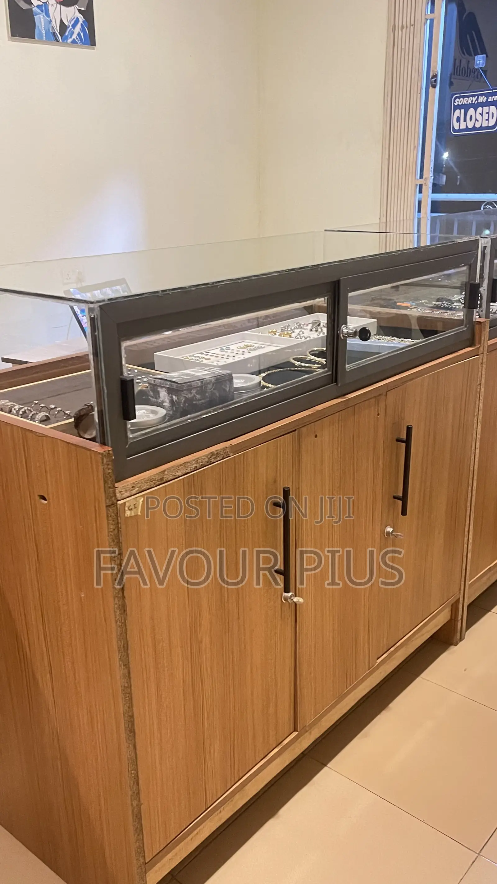 Used Showcase With 2 Cupboards