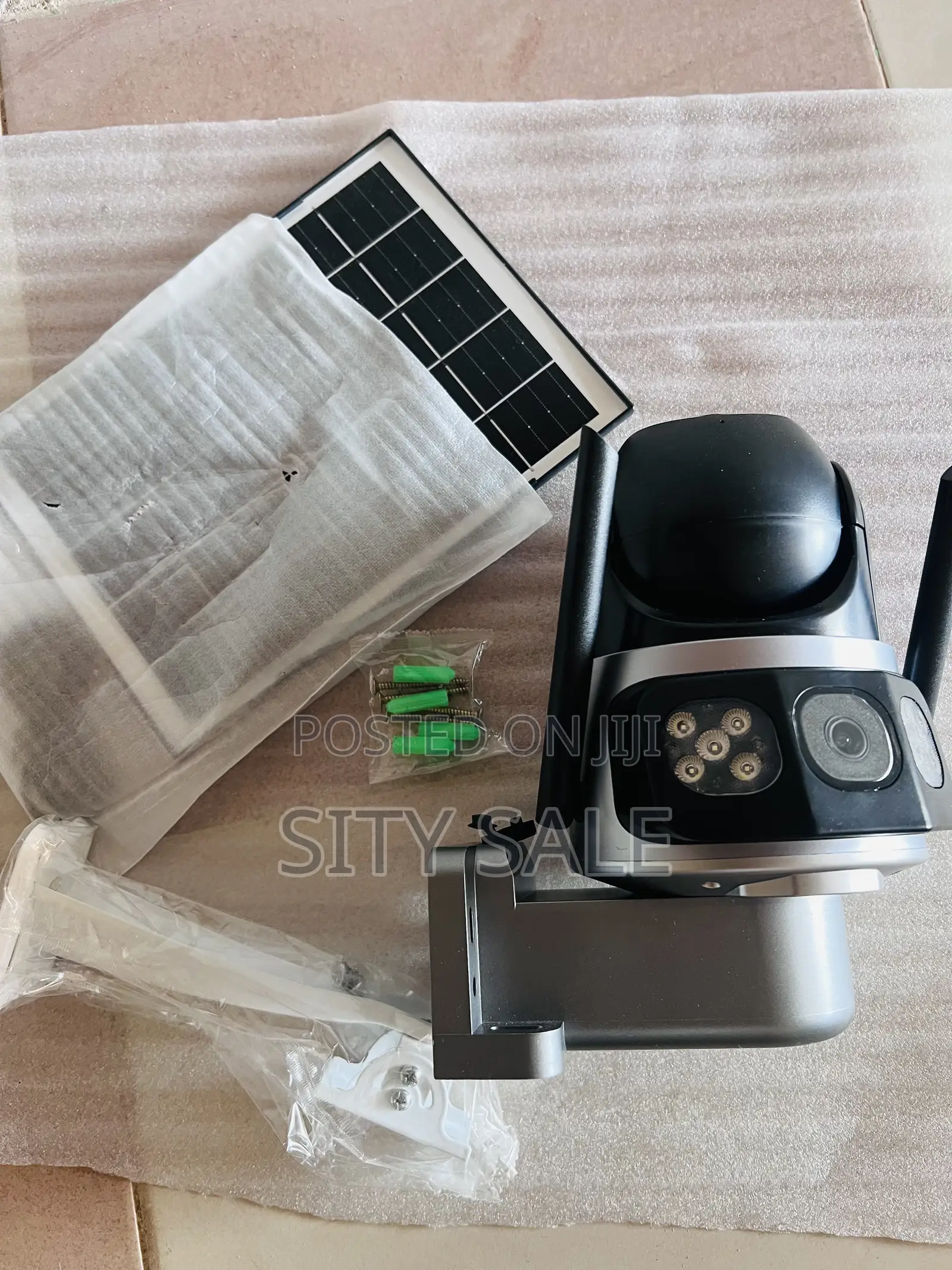 Dual-Lens and Dual-Screen Outdoor Solar Powered Security Camera